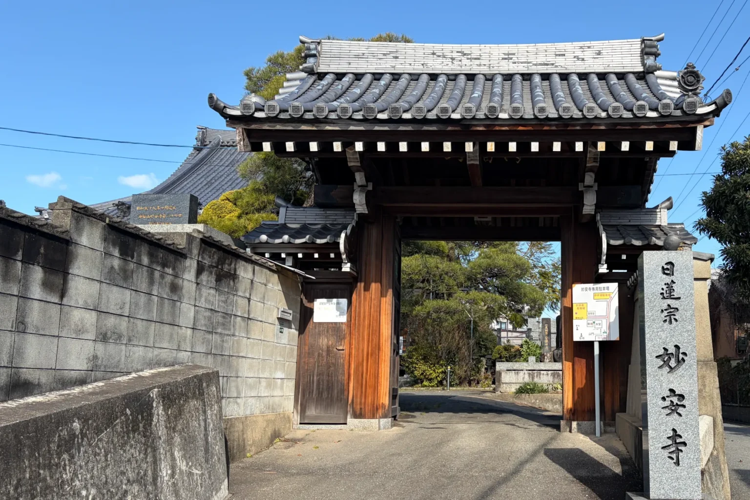 妙安寺の入口の門