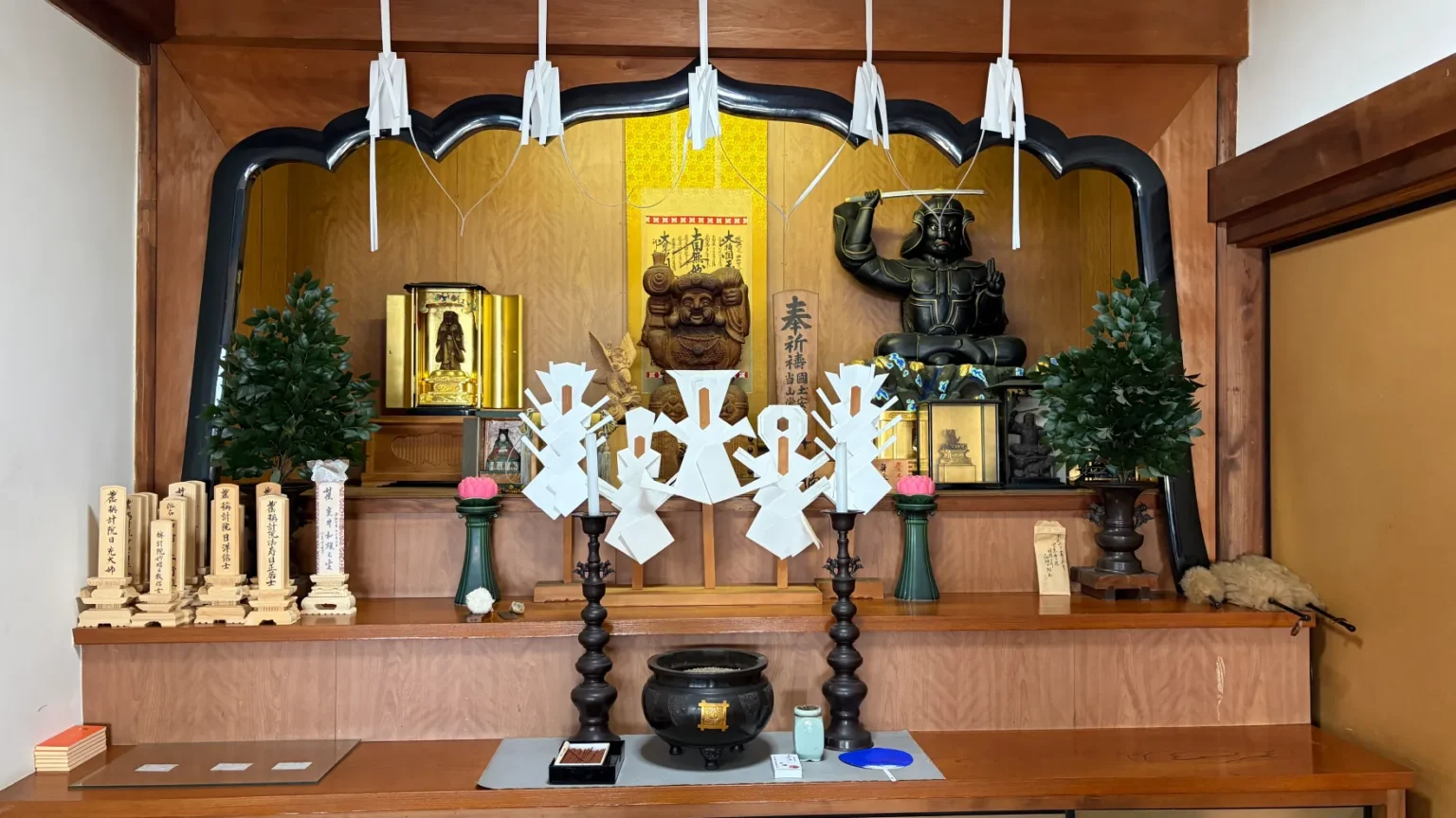 妙安寺の神棚と祭壇の様子